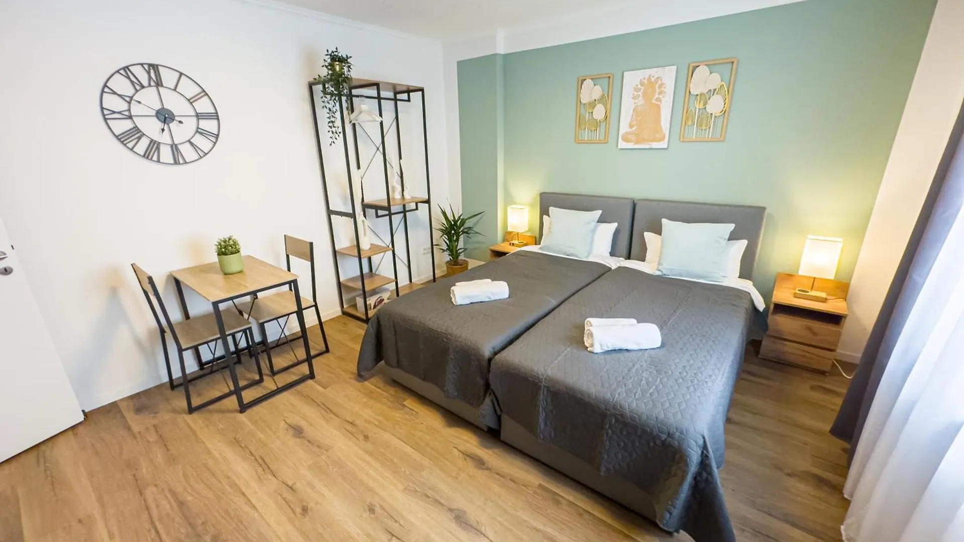Immostay M#4 Ferien- Apartment, Wifi & Parken, Boxspring-Betten Brémy